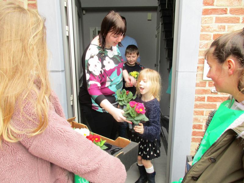 Bloemenverkoop door  vormelingen Rooierheide 