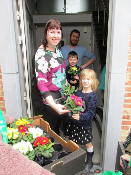 Bloemenverkoop door  vormelingen Rooierheide 