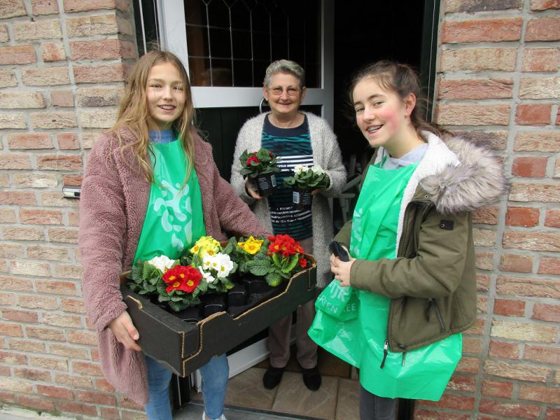 Bloemenverkoop door  vormelingen Rooierheide 