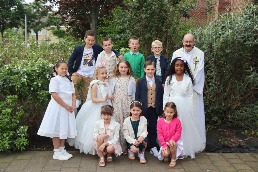 Een tweede foto van de eerstecommunicanten van de Heilige Familie-Don Bosco en van Sint-Jozef Moretusburg, in Hoboken © Lena Dupont en Tom Goessens