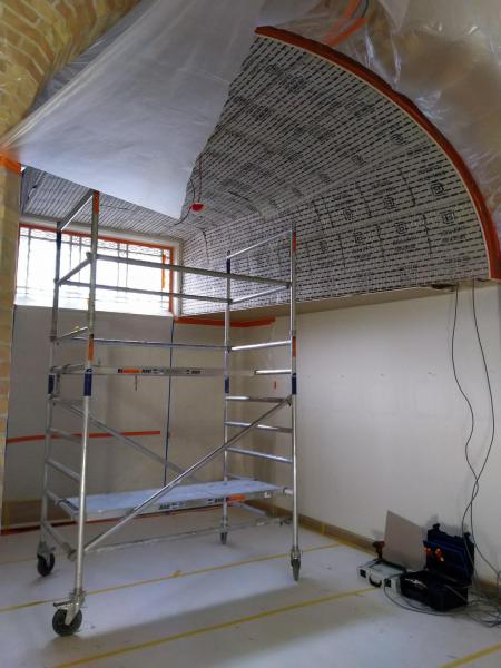 Het gebogen plafond van de stille ruimte wordt van een onderlaag van ijzerdraad en karton voorzien. Hierop komt de witte kalklaag. 