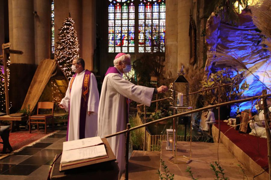 Het vredeslicht werd vanuit de basiliek in Tongeren doorgegeven aan vertegenwoordigers van de zeven dekenaten. © Jente Vandewijer