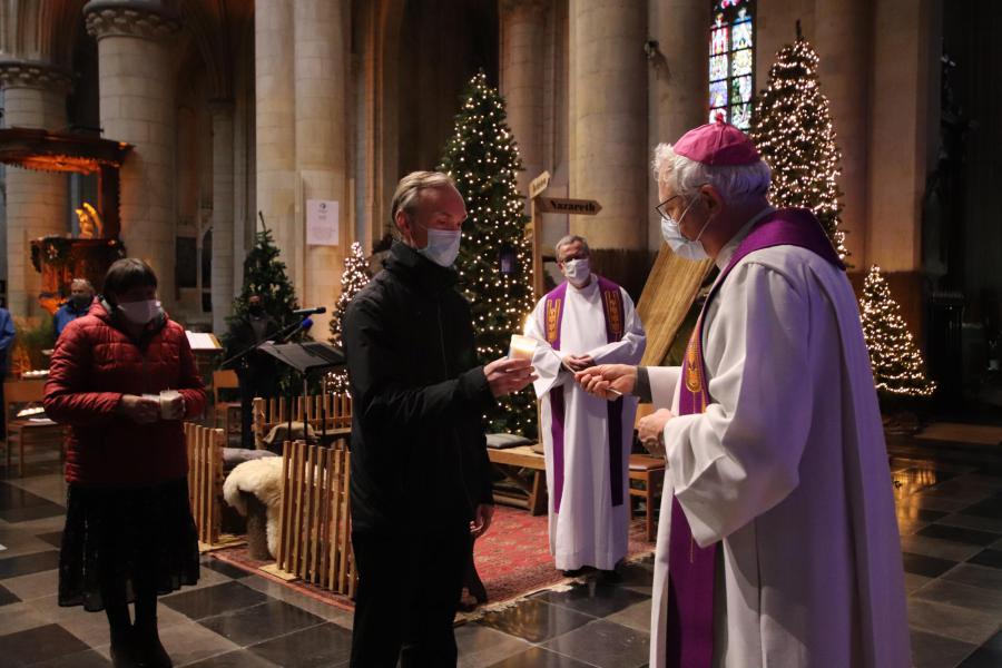 Het vredeslicht werd vanuit de basiliek in Tongeren doorgegeven aan vertegenwoordigers van de zeven dekenaten. © Jente Vandewijer