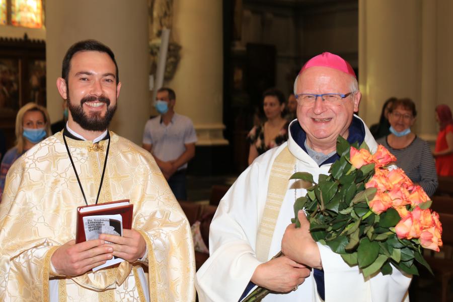 Bisschop Lode en parochiepriester Ivan 