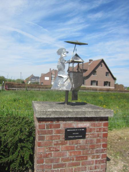 beeldje aan de kerk van Westrode 