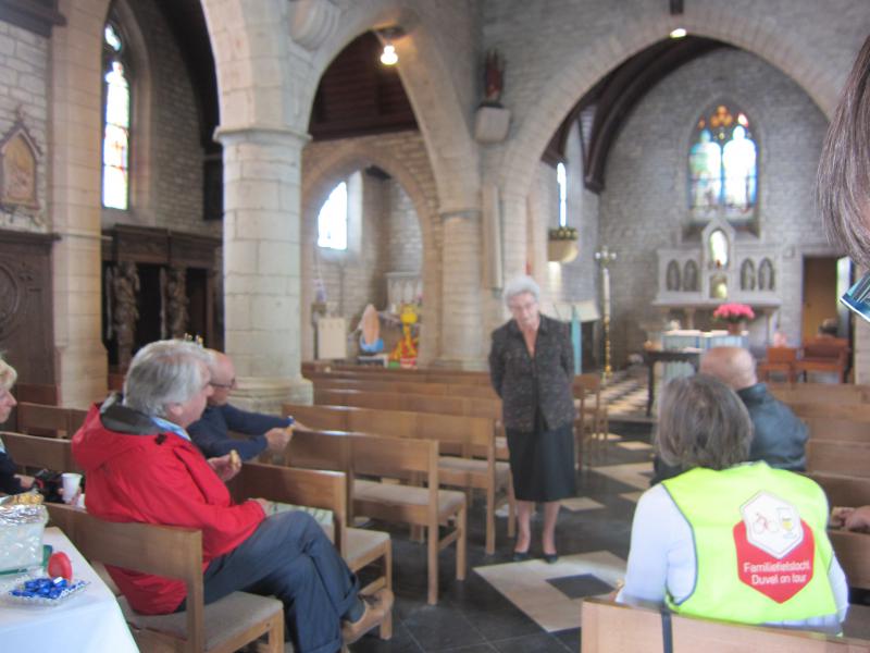 deskundige uitleg in het kerkje van St Brixius Rode 