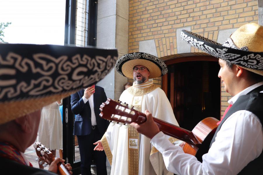 Gianluca zingt samen met een groep van de Latijns-Amerikaanse gemeeschap in Limburg © Jente Vandewijer