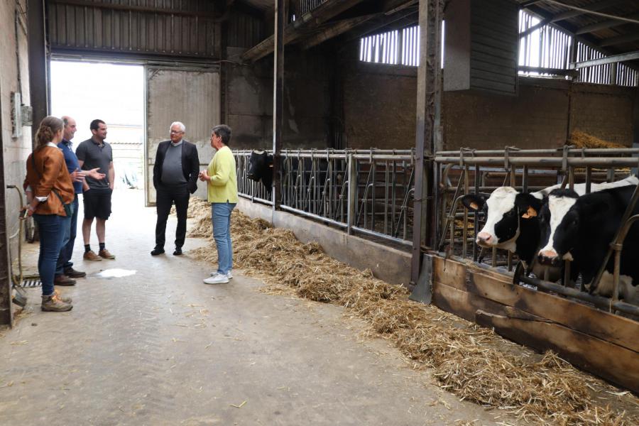 Mgr. Hoogmartens in de stallen van de Alfonsinehoeve © Jente Vandewijer