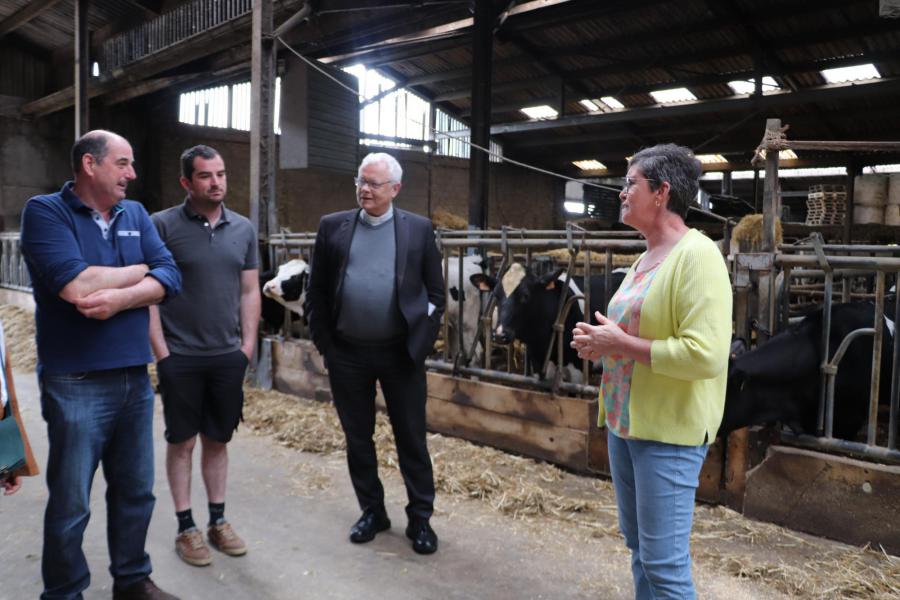 Mgr. Hoogmartens in de stallen van de Alfonsinehoeve © Jente Vandewijer