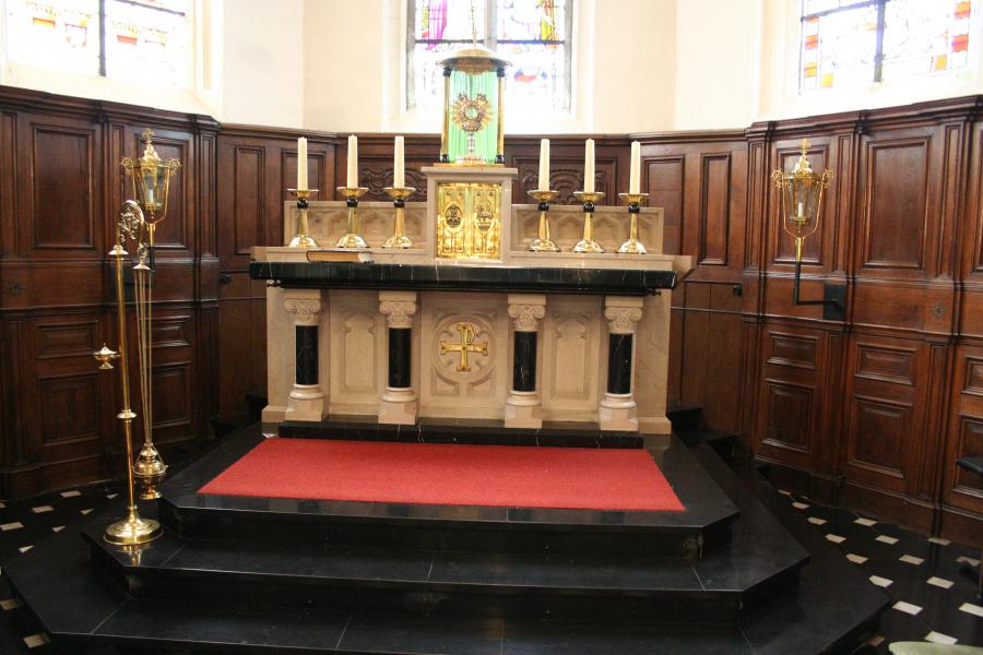 Het hoofdaltaar (1940) in het koor van de kerk 