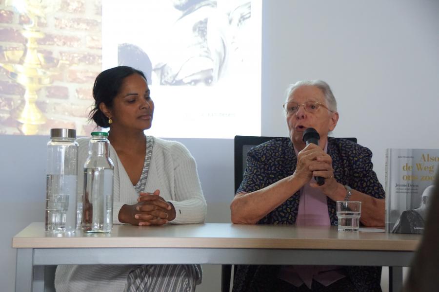 Zuster Jeanne Devos en Julie Hendrickx op het Festival van de Hoop. © Francis Loyens