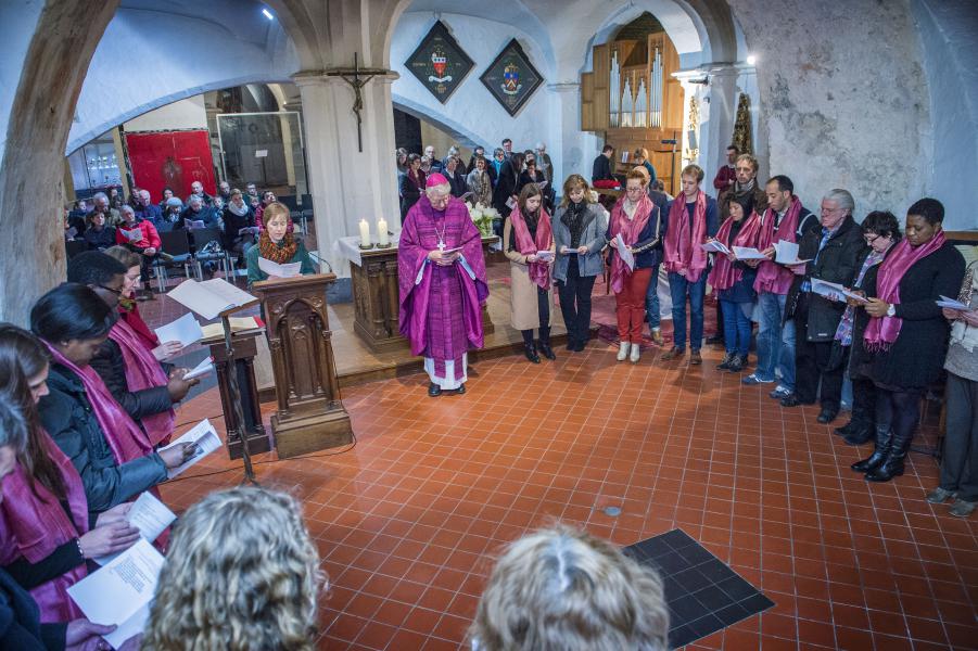 Catechumenen bij de naamopgave in de kathedraal, foto: Frank Bahnmüller