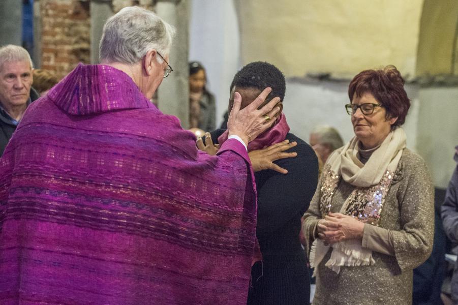 Catechumenen bij de naamopgave in de kathedraal, foto: Frank Bahnmüller