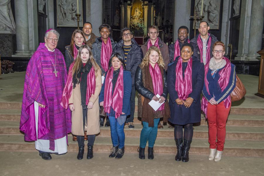 Catechumenen bij de naamopgave in de kathedraal, foto: Frank Bahnmüller