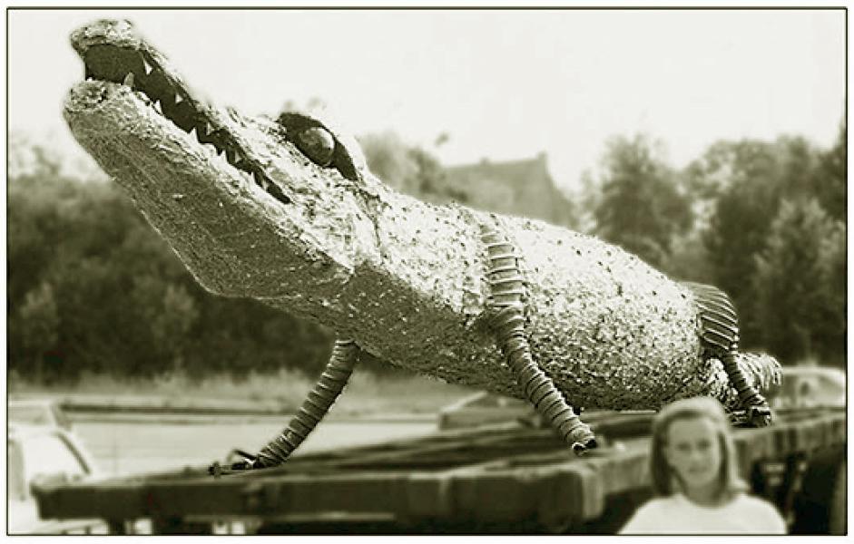 De krokodil, 10,80 m lang, bestaat uit 450 kg afval. Door vuilnis te recycleren tot kunst, door de amorfe afvalstroom uit de Pandoradoos van de technologie aan vorm te ontwerpen.  