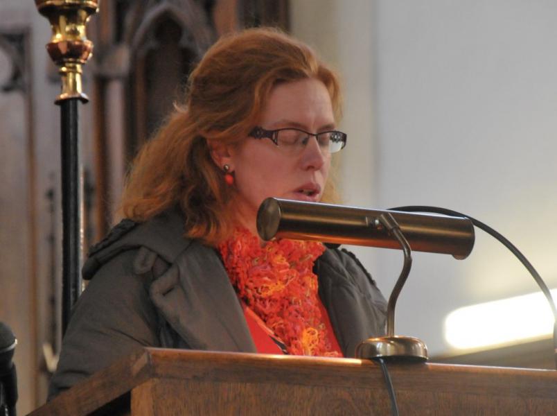 Catechiste Cindy Hermans leest de brief aan de korintiërs