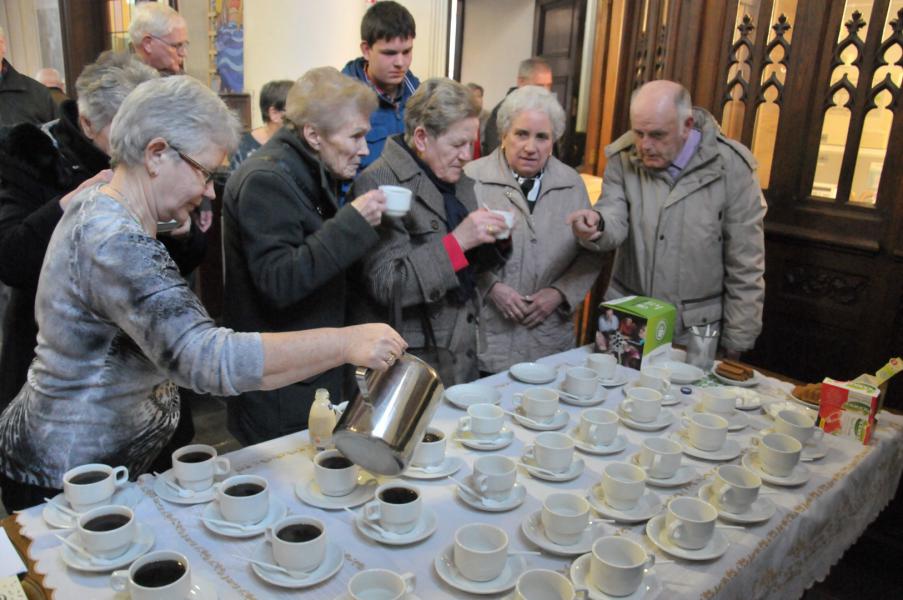 Koffiestop na de viering voor Broederlijk Delen