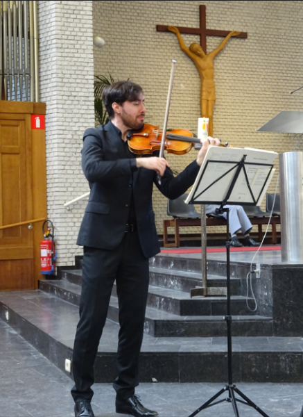 Tijdens de concertmis van zondag 1 september speelde violist Cesar Laporev enkel mooie muziekstukken van J.S. Bach © Marjo Perry