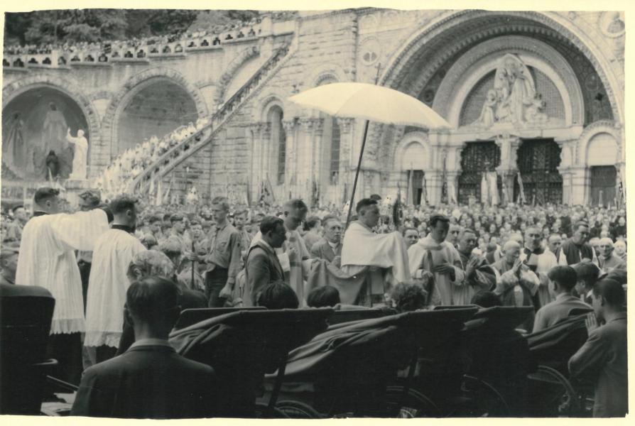 Een Lourdesbedevaart in 1953 met mgr. De Smedt 