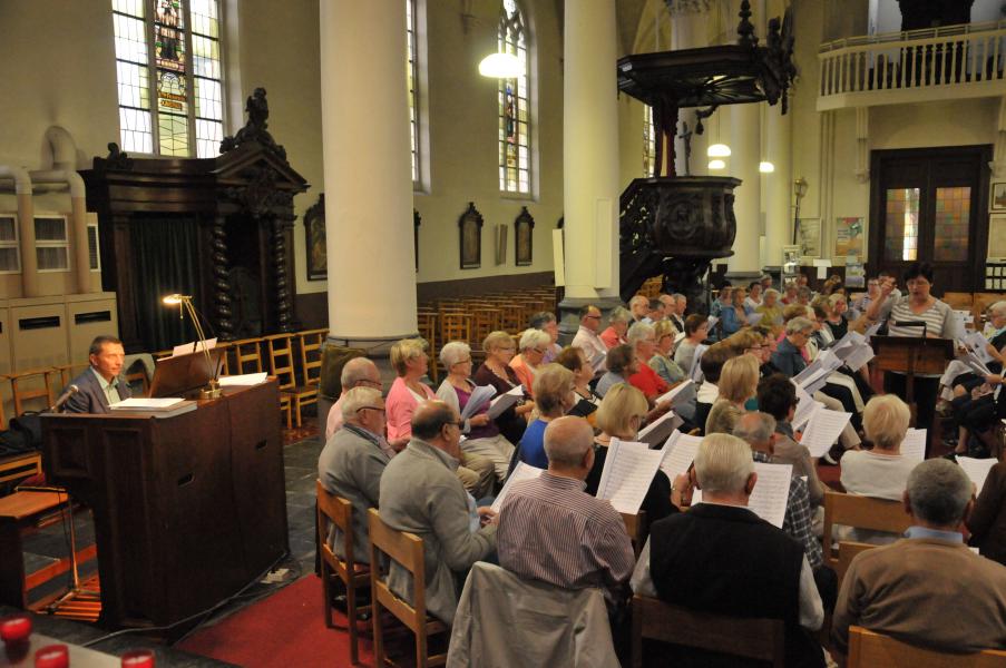 De koren uit De Klinge en Nederlandse Clinge zongen voor.