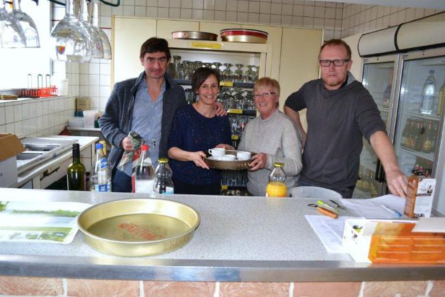 vrijwilligers drankbedeling tijdens het solidariteitsmaaltijd te Meerdonk 2018 © Kerk Stekene en Sint-Gillis-Waas