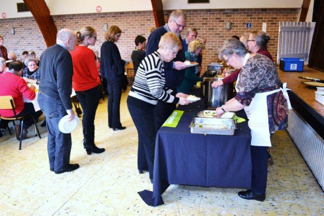 aanschuiven aan het buffet van het solidariteitsmaal te Meerdonk 2018 © Kerk Stekene en Sint-Gillis-Waas