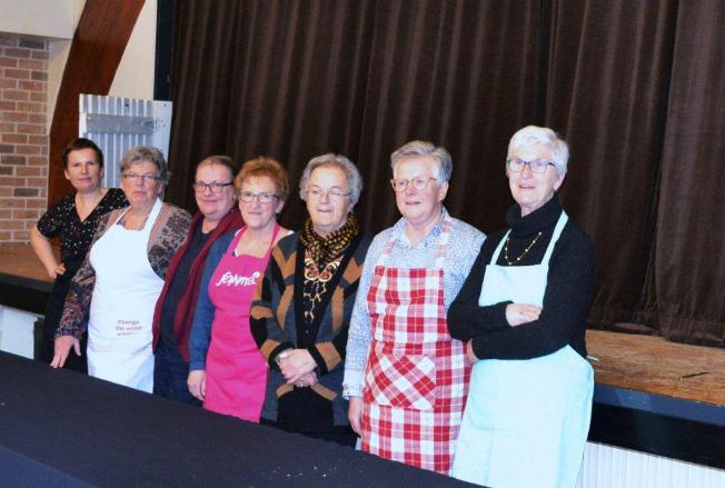 vrijwilligers van de keuken tijdens het solidariteitsmaaltijd te meerdonk 2018 © Kerk Stekene en Sint-Gillis-Waas