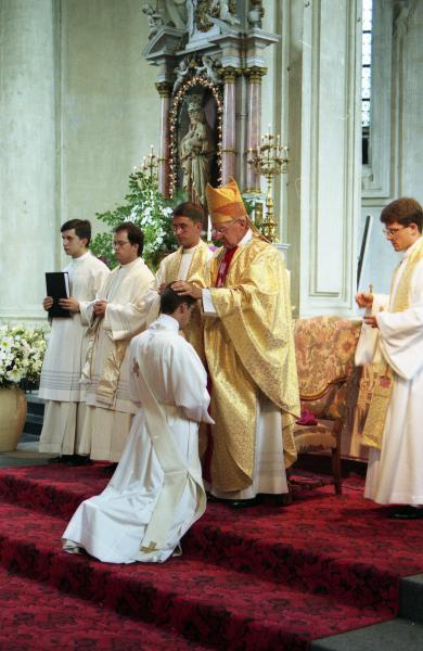 Een transeunt diaken wordt door de bisschop tot priester gewijd 