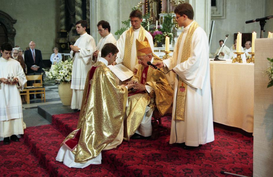Een transeunt diaken wordt door de bisschop tot priester gewijd 