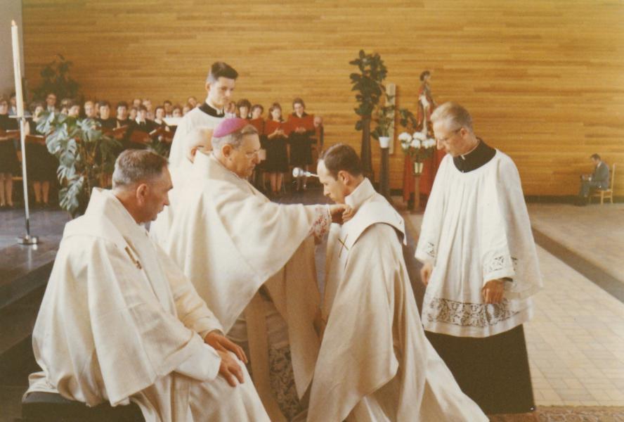 Priester Luc wordt in de kerk van Beveren-Leie de liturgische gewaden opgelegd 