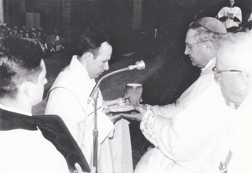 Om de eucharistie op te dragen worden kelk en pateen door bisschop Emiel-Jozef De Smedt overhandigd 