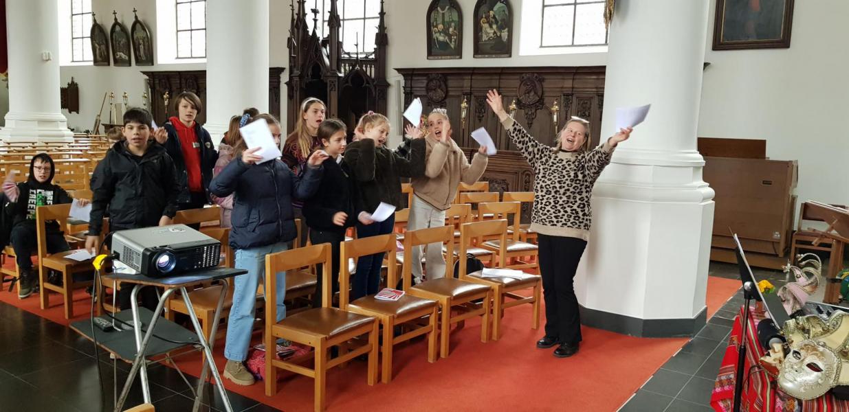 Zang en gebed in de kerk van Kemzeke 