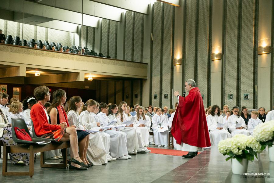 de groep vormelingen en de vormheer © ’t Fotograafken