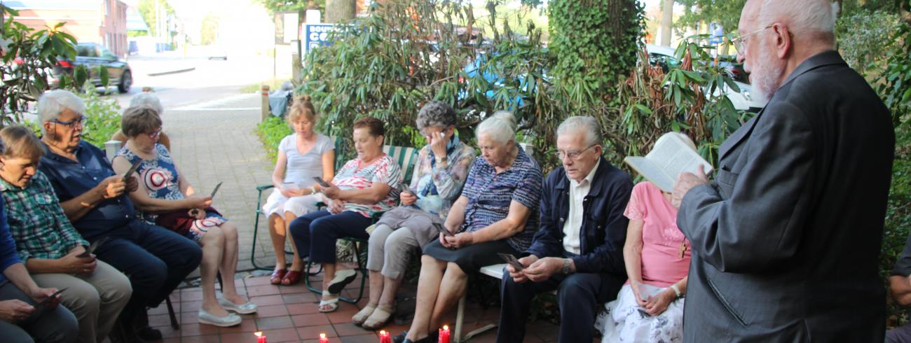 Foto's aan kapelletje in Meulemanslaan en Hondseinde © HT