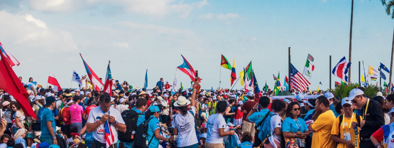 Jongeren uit Panama zwaaien met hun vlaggen 