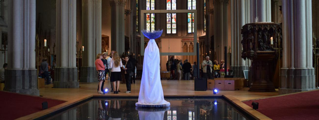 Agora, Het kerkgebouw als feminien weefsel van zingeving 