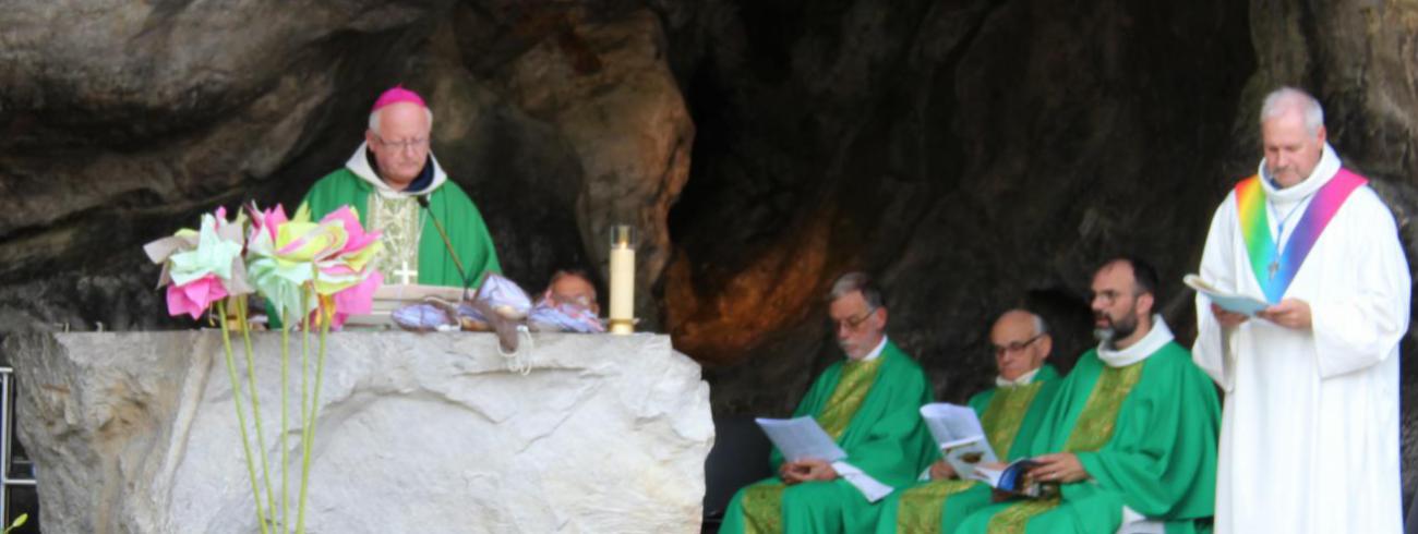 Eucharistieviering aan de grot 2022 © Bedevaarten Bisdom Gent foto: Marc Vandersmissen