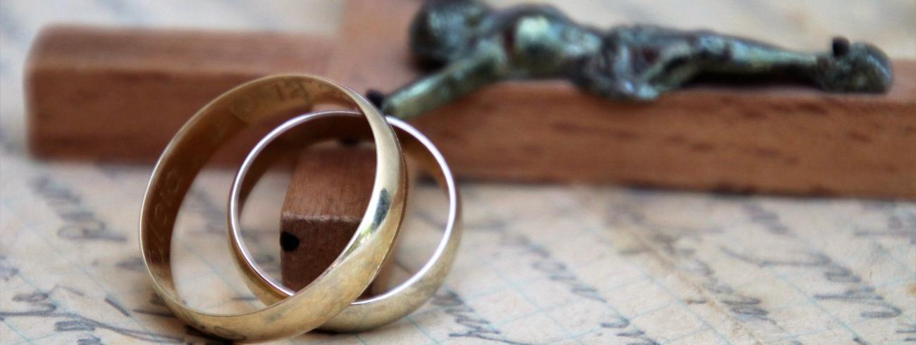 Huwelijk: kruis en ringen op Bijbel 