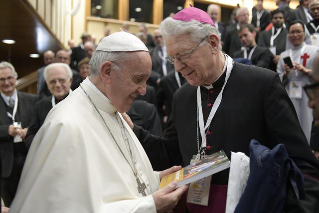 Overhandiging boek aan paus Franciscus © L'Osservatore Romano