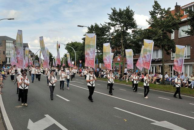 Vijftig mensen uit het bisdom Hasselt dragen tijdens de Kroningsfeesten de vlaggen voor vijftig jaar bisdom Hasselt © Jos Collaer