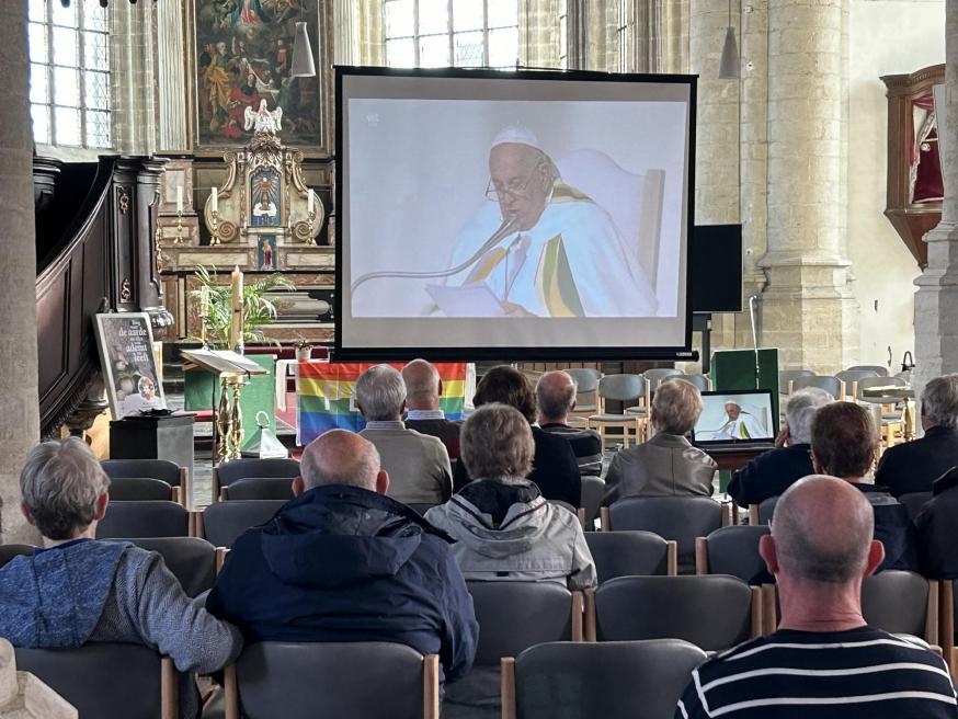 Samen naar de viering met de paus kijken © Sjalom Boutersem