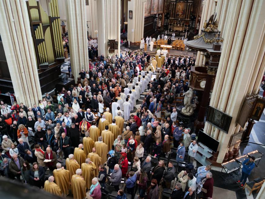 Viering in de kathedraal in de voormiddag © Wim Vervaeck