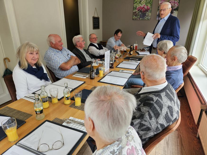 Maria Melis, Vic Verwaest, pater Jaak, pater Nicolaas, Jos Pauwels, Gust Adriaensen, Maria Van Gestel, Karel Smets, Vic Willems en Melanie. © Maria Slegers