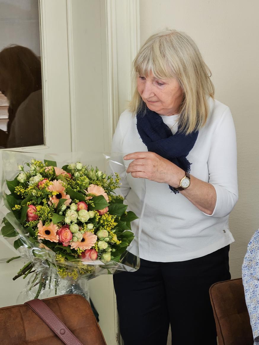 En Maria wordt in de bloemetjes gezet. © Maria Slegers