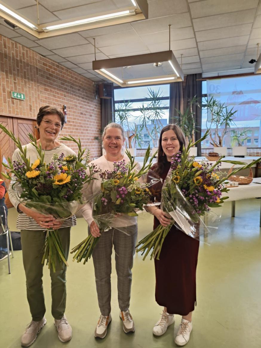 Dirigenten Liturgisch Koor werden in de bloemetjes gezet 