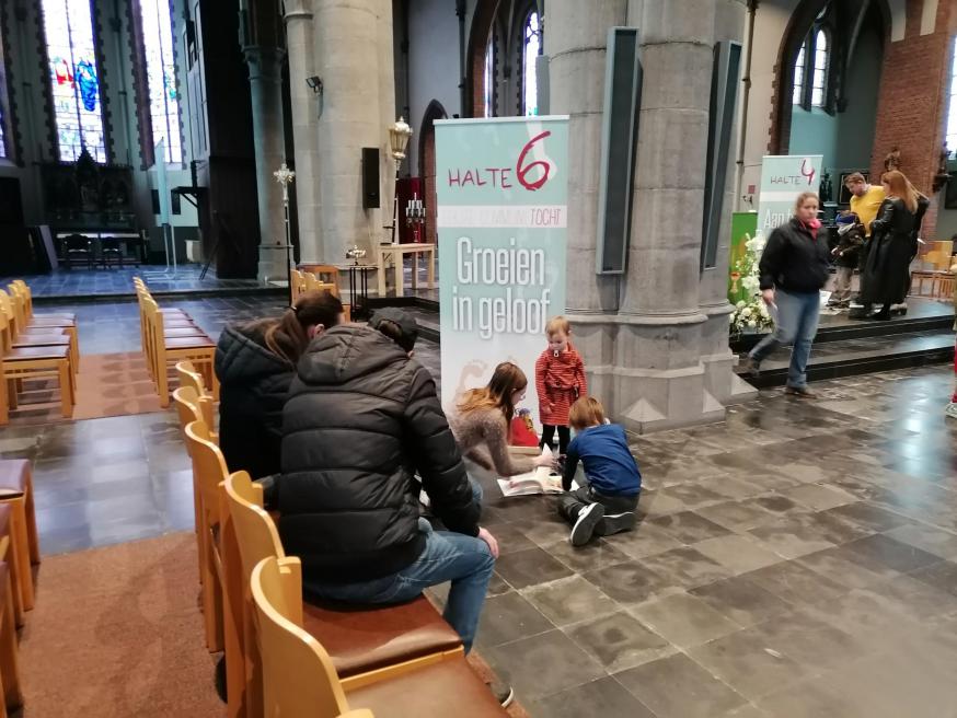 In de Sint-Martinuskerk zegende pastoor Philip en diaken Gilbert de aanwezige kinderen. © J. Follet