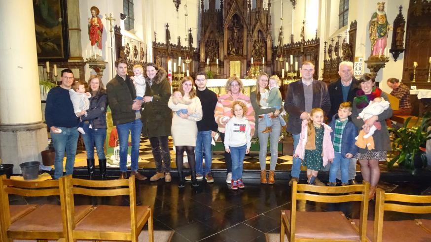 De fiere ouders en hun kinderen in de Sint-Gertrudiskerk van Bovekerke © J. Follet