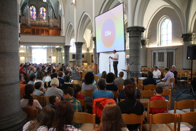 Vormheer Filip Debruyne geeft uitleg over het chrisma