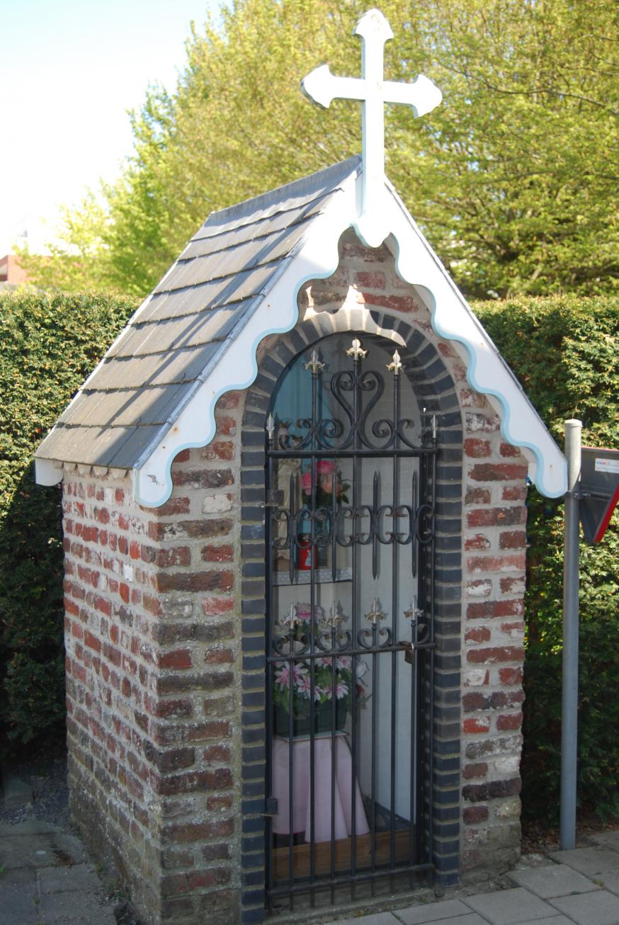 De kleine maar prachtige kapel op de hoek van de Sint-Amandstraat en de kleine Sint-Amandstraat anno 2021.  © D.D.