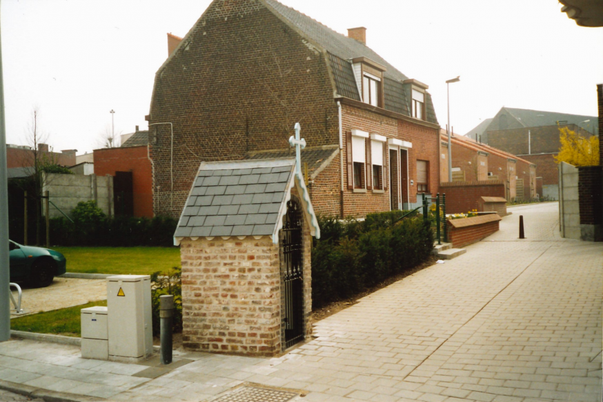 De pas herbouwde kapel in het jaar 2004.  © D.D.